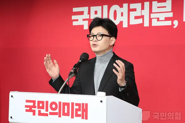 한동훈 국민의힘 비상대책위원장이 지난달 23일 서울 여의도 국민의힘 당사에서 열린 비례대표 위성 정당 '국민의미래' 중앙당 창당대회에서 축사를 하고 있다.(사진_국민의힘)