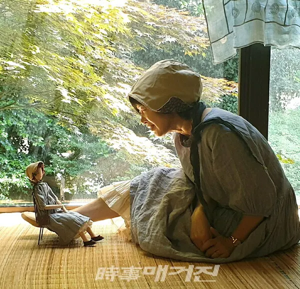안작가는 “제가 인형에 투영되는 느낌이에요. 저의 꿈이라든지 제가 입고 싶었던 것 제가 해보고 싶었던 것들을 인형에 풀어내는 것 같아요”라고 했다.(사진_시사매거진)