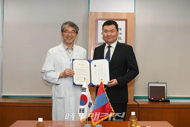 문화재청은 지난 4월부터 국립문화재연구소가 개최하고 있는 국제연수에 참여하다가 연수 마지막 날인 지난 달 23일 급성심근경색에 따른 허혈성 심부전으로 중환자실에서 치료를 받아온 몽골 고고학자의 치료비를 감면해준 을지대학교병원(대전)에 11일 감사패를 전달했다.(사진_문화재청)