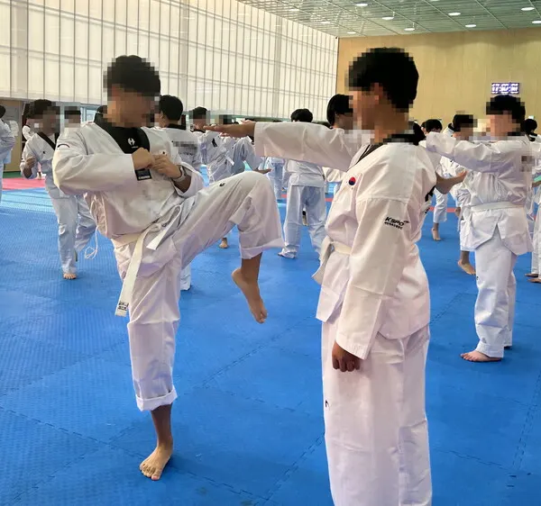 대구일마이스터고등학교 학생들이 수련을 하고 있다. 장소는 태권도원 평원관.(사진_태권도진흥재단)