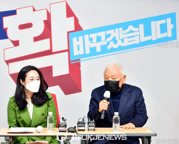 김한길 새시대준비위원장이 20일 오후 여의도 당사 3층 브리핑 룸에서 영입인사인 녹색당 공동 위원장을 지낸 신지예 대선후보 선거대책위원회 산하 새시대 준비위원회 수석 부위원장과 기자회견을 갖고 있다.사진제공/국제뉴스