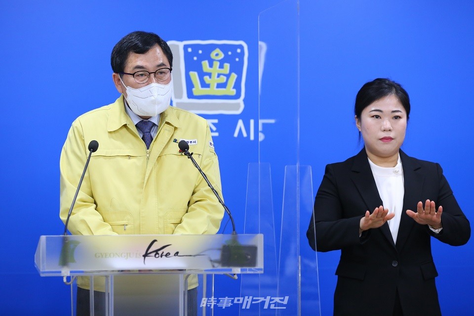 주낙영 경주시장이 지난 달 18일 아동보호 대책을 발표하고 있다.(사진_경주시청)