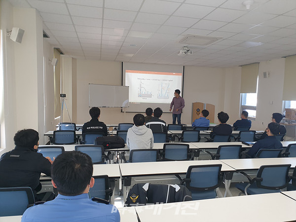 서해지방해양경찰청이 코로나19 상황으로 인해 전문 교육을 받지 못하고 있는 함정 근무 초임 경찰관 등을 대상으로 ‘찾아가는 장비관리 실무 교육’을 실시해 큰 호응을 얻었다.(사진_서해지방해양경찰청_