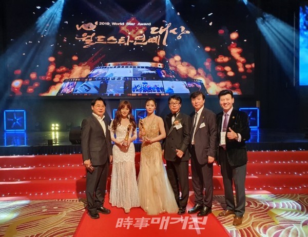 월드스타연예대상 수상후 기념사진촬영(배우 윤송아, 배우 고은새, 조직위원장 안병천, 집행위원장 김재수, 대외협력위원장 최영도)(사진_김인식 기자)
