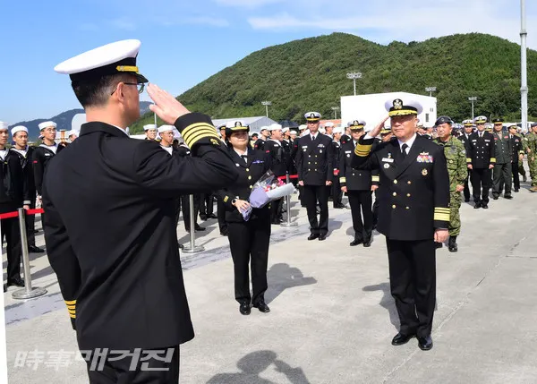 해군작전사령부(사령관 중장 박기경)는 16일 오전 진해 군항에서 청해부대 29진 임무를 마치고 복귀한 대조영함의 입항 환영식을 열었다.(사진은 16일(수) 오전 진해 군항에서 열린 '청해부대 29진 입항 환영행사'에서 해군작전사령관 박기경 중장(오른쪽)이 청해부대 29진 부대장 허성재 대령(왼쪽)에게 파병 복귀 신고를 받고 있다.(사진_해군작전사령부)