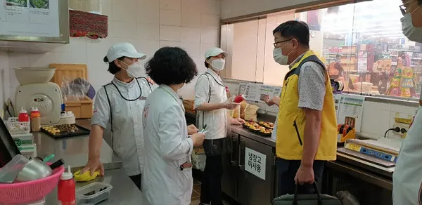 ▲ 여수시(시장 권오봉)가 다음 달 6일부터 음식점 등 식품 취급시설 종사자는 의무적으로 마스크를 착용하도록 ‘식품위생법 시행규칙’이 개정됨에 따라 식품 취급시설을 방문해 마스크 착용 의무화 집중홍보에 나섰다.