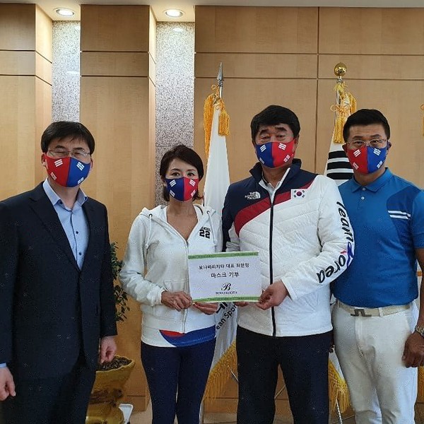 배우 겸 가수 최완정(왼쪽에서 두 번째)과 이정용(오른쪽 끝)이 진천국가대표선수촌에 마스크를 기부하고 있다.