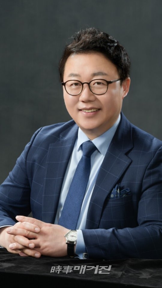 저자 이석원은 삼성화재 남자 영업자 최초로 ‘5W 167주 달성’이라는 신기록을 세웠고, 같은 해 고객만족대상 금상을 수상하면서 남자로서는 전사 1등을 달성했다. 「진심의 힘」을 통해 이런 성과 뒤에 어떤 영업 전략이 숨어 있는지, 현장에서 진짜 위력을 발휘하는 영업 노하우를 낱낱이 밝혔다.