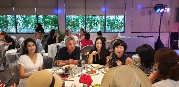 아카펠라 호텔 20층에서 열린 '제18회 무사시634 말레이시아 아마추어 토너먼트' 시상식에서 니고데모 드라이버 회원들이 담소를 나누고 있다.(왼쪽에서 4번째 여성 롱기스트 허영진)