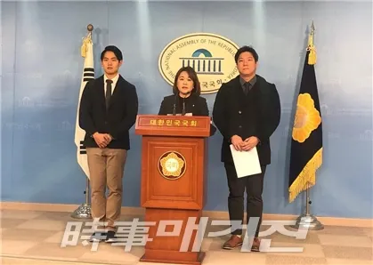13일 국회정론관에서 프레스토와 함께 기자회견을 하고 있는 송희경 국회의원(사진_송희경 의원실)