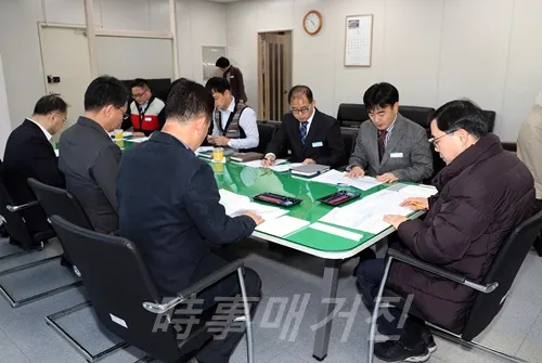 허성무 시장, 창원산업진흥원을 방문해 경제살리기 방안을 논의하고 있다. (사진_창원시청)