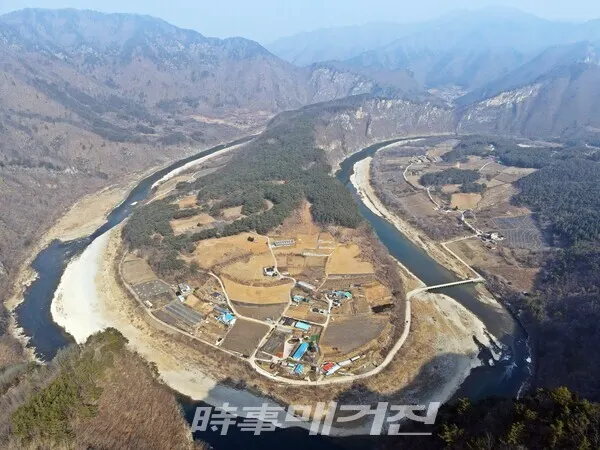 하늘에서 본 연포마을과 동강 전경_(사진_진우석)