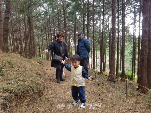 마침 고이오름을 탐방나온 3살 박민재 가족들이 고이오름을 탐방하고 있다. (사진-시사매거진 제주본부 김광수 기자)