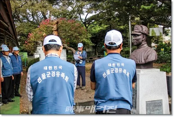 성산읍 고성리 동남초등학교에서 유족회 회원들의 분향을 하고 있다.(대한민국전몰군경유족회 제주지부 사진제공)