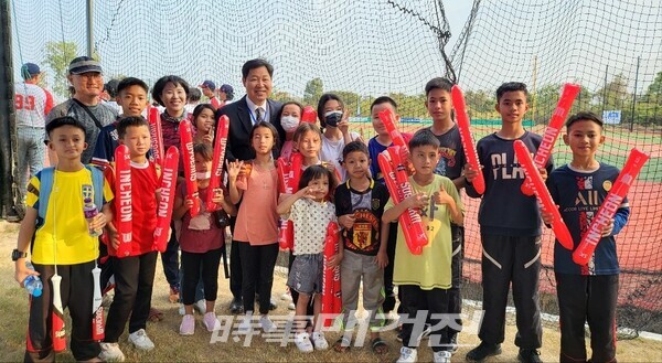 이만수 헐크파운데이션 이사장이 아이들과 기념 사진을 촬영하고 있다.(사진_헐크파운데이션)