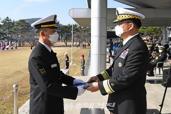해군교육사령부는 “11월 27일(금) 사령부 연병장에서 김현일 해군교육사령관 주관으로 「제269기 해군 부사관후보생 임관식」을 거행했다”고 밝혔다. 사진은 27일(금) 해군교육사령부 연병장에서 실시한 '제269기 해군 부사관후보생 임관식' 중 김현일 교육사령관이 박지원 하사에게 임관사령장을 수여하고 있다. (사진_해군교육사령부)