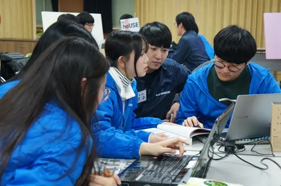 청소년 해커톤 대회에서 아이디어를 내고 있는 청소년들 (사진_창원시청)