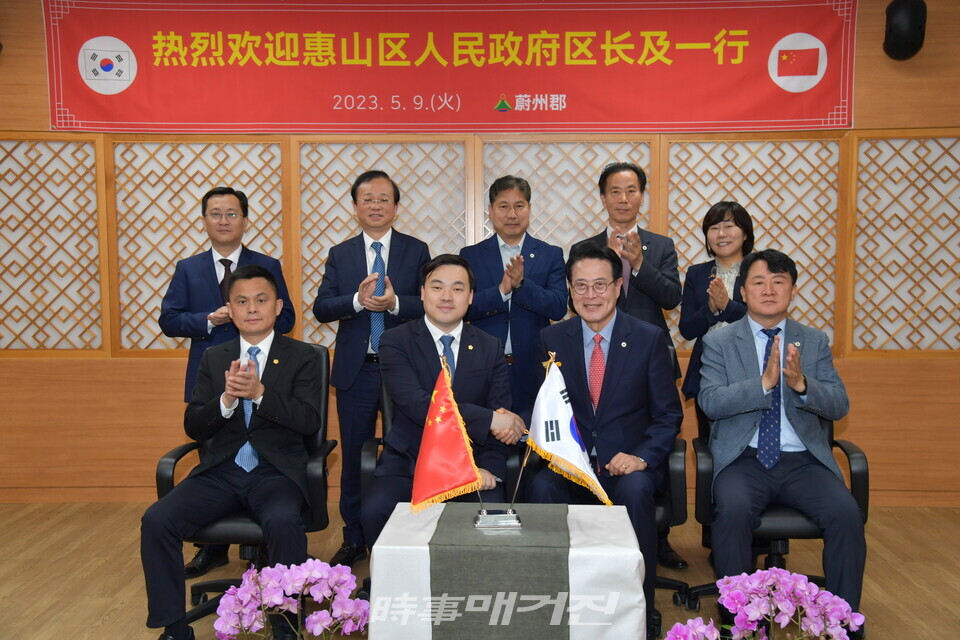 9일 이순걸 울주군수가 김석명 부군수 등 간부공무원들과 군청 은행나무홀에서 울주군을 내방한 중국 무석시 회이산구 청쑹 구청장 및 대표단과 환담을 가진 뒤 기념촬영을 하고 있다.(사진_울주군)
