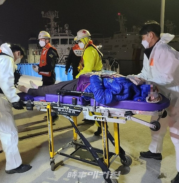 목포해양경찰서는 “지난 1일 신안군 장산도에서 담석증이 재발한 환자가 발생 긴급 이송했다”고 2일 밝혔다.(사진_목포해양경찰서)