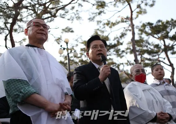 황교안 무소속 대선 후보가 지난 3월 11일 서울 종로구 헌법재판소 앞에서 윤석열 전 대통령에 대한 탄핵심판 선고를 앞두고 열린 탄핵 반대 촉구 삭발식에서 연설하고 있다.(사진_시사매거진 장석 기자)