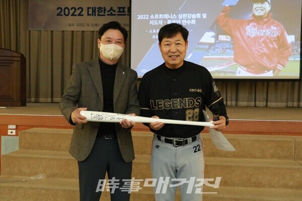 대한소프트테니스협회 정인선 회장과 함께(사진_헐크파운데이션)
