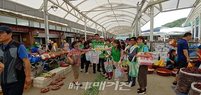 광양시는 생활 속 온실가스를 줄이는 추석을 보낼 수 있도록 9일(월) 옥곡면 5일 전통시장에서 기후환경네트워크 단체 50여 명과 함께 ‘친환경 명절 보내기’ 홍보 활동을 펼쳤다.(사진_광양시청)