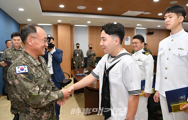 부 총장이 임무수행 유공자에게 참모총장 표창장을 수여하고 있다.(사진_해군)