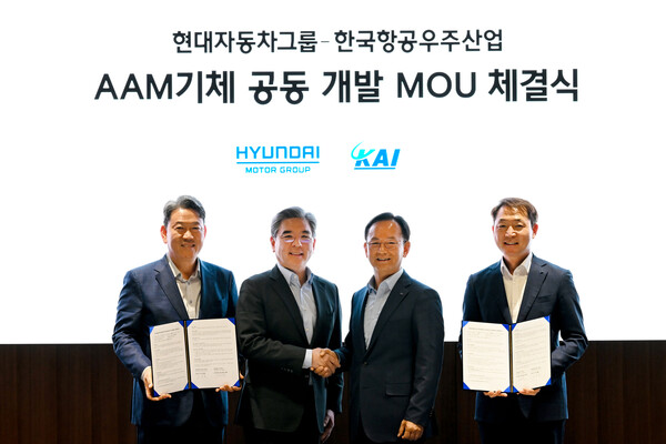지난 8일 김종출 KAI 사장과 장재훈 현대차그룹 부회장 등 양사 관계자들이 서울 서초구 양재동 현대자동차 본사에서 미래 항공 모빌리티(AAM) 공동개발 업무협약을 체결하고 기념촬영을 하고 있다.(사진_KAI)