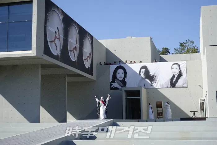 정명희(조갑녀전통춤보존회장) 재구성, 김선영, 김윤희, 고연세 출연 <기원무>, '공연 아카이브 사진전-찰나 동행'  / 시사매거진 하명남 기자