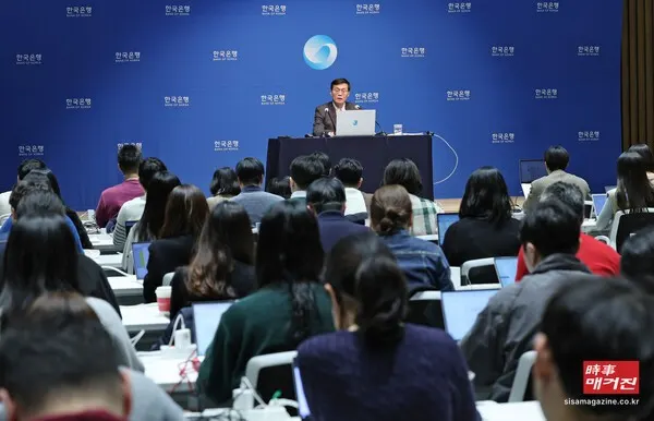 이창용 한국은행 총재는 모두 발언을 통해 이번 금리 동결의 주요 배경에 대해 “물가상승률이 둔화 추세를 이어가고 있지만 전망의 불확실성이 큰 상황”이라고 진단했다. 국내 물가는 둔화 흐름을 지속하고 있다. (사진_뉴시스)