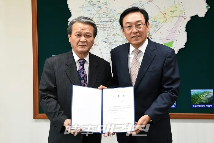 이옥구 의정부시 어린이식생활안전관리센터 신임 본부장(왼쪽)과 이성인 의정부시 부시장 <사진제공=의정부시>
