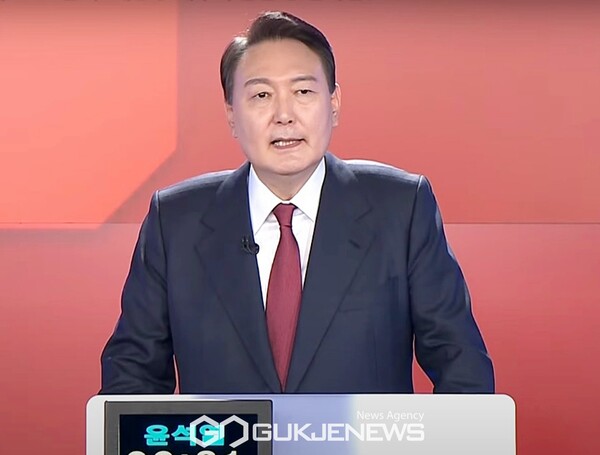 윤석열 국민의힘 대통령 후보가 11일 서울 중구 MBN 스튜디오에서 한국기자협회 주최·방송 6개사 공동 주관 2022 대선후보 초청 토론회에서 모두발언을 하고 있다.(YTN캡쳐)