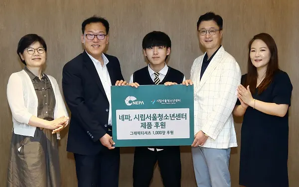 지난 23일(화) 네파의 시립서울청소년센터 제품 후원식에 참석한 시립서울청소년센터 윤혜옥 부장, 정진문 센터장, 유현우 학생, 네파 마케팅 본부 정동혁 전무, 윤희수 팀장 (왼쪽부터)