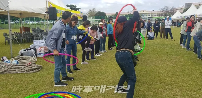 훌라 울프를 돌리는 동문들, 소통과 화합의 시간(사진_고기봉 기자)