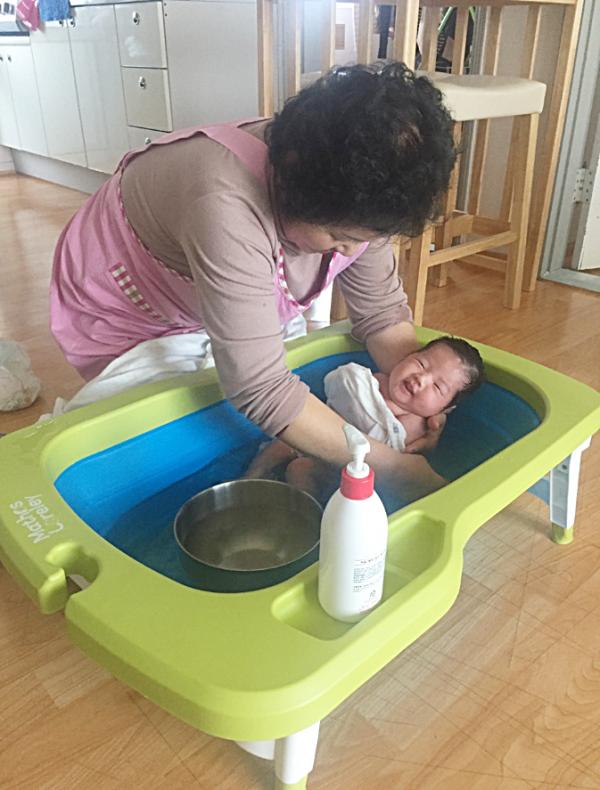 건강관리사가 신생아를 돌보는 모습