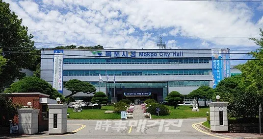 목포시는 “과세기준일 6월1일 현재 주택, 건축물, 선박 소유자를 대상으로 재산세 111,078건 19,891백만원을 부과하고 7월31일까지 가상계좌, ARS, 신용카드, 자동이체 등 다양한 방법으로 납부할 수 있도록 안내했다”고 밝혔다.사진은 목포시청 청사 전경이다.(사진_송상교기자)