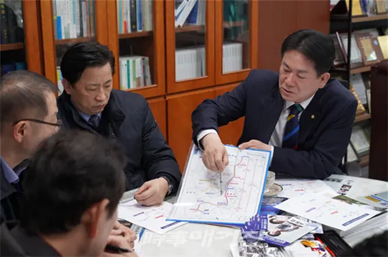 이동섭 국회의원이 지난 11일 국토교통부 황성규 철도국장, 김헌정 철도정책과장과 용인시청 이정석 건설교통국장 등 관계자를 의원실로 불러 용인시 교통망 확충 방안을 설명하고 있다.(사진_이동섭 의원실)