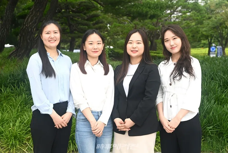 2021년 지역인재 7급 수습직원 선발시험 합격 부경대생들 기념촬영.(사진_부경대학교)