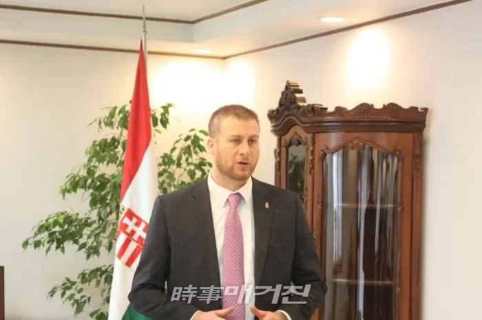12일 주한 헝가리 대사관에서 박철언 전 장관에게 헝가리 십자 공로 훈장을 수여하기 전에 초머 모세 대사가 인사말을 하고 있다.(사진_박희윤 기자)