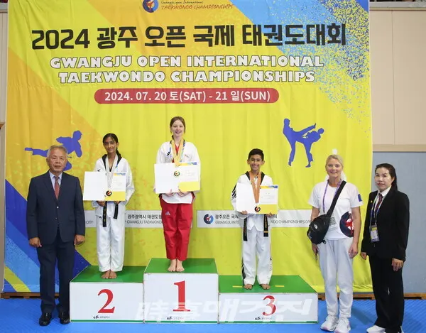 대회를 마치고 입상 선수들에게 상장과 메달 시상 후 이희승 광주협회 부회장, 고미숙 시상위원장과 함께 기념 사진 ( 사진 정연수 기자)
