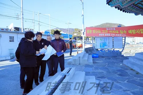 구무영 진해구청장, 용원동 상습 침수지역을 방문해 침수예방을 위해 용원 2배수펌프장 개선사업에 관해 듣고 있다. (사진:창원시청)