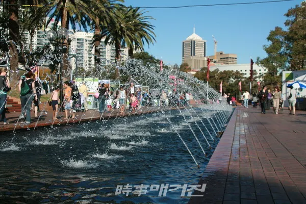 달링하버는 엔터테인먼트와 레저 산업이 발달한 지역으로 매우 활기가 넘치는 곳이다.