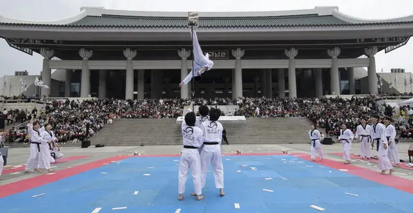 독립기념관에서 위대한 태권도 시범 공연중 고공점프 격파를 하고 있는 태권도진흥재단 시범단(사진_태권도진흥재단)