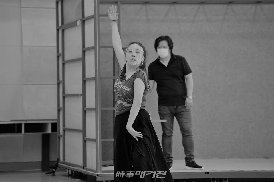 원작 ‘빨간 구두’ 에서는 보수적인 사회 내에서 욕망을 표출 한 대가로 한 개인이 파멸에 이르는 결과를 보여 주며, 욕망이란 부정적인 것임을 암시한다. 오페라 '레드 슈즈' 연습컷 (사진=국립오페라단)