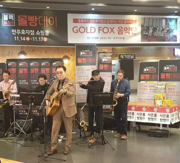 최형준 단장이 푸른 까페홀에서 작은 음악회 가져