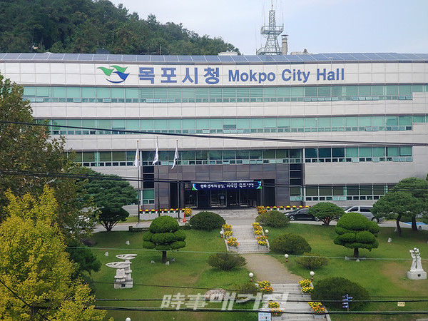 목포시는 2020년 전기 자동차 및 이륜차 민간보급 사업을 추진한다.사진은 목포시청 청사 전경이다.(사진_송상교기자)