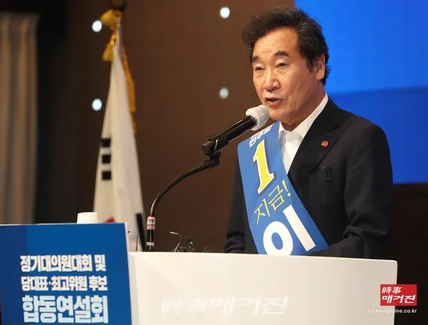 더불어민주당 당 대표에 도전하는 이낙연 의원이 지난 제주 퍼시픽호텔에서 열린 민주당 당대표 및 최고위원 후보자 시·도당 순회합동연설회에서 정견발표를 하고 있다.(사진_뉴시스)