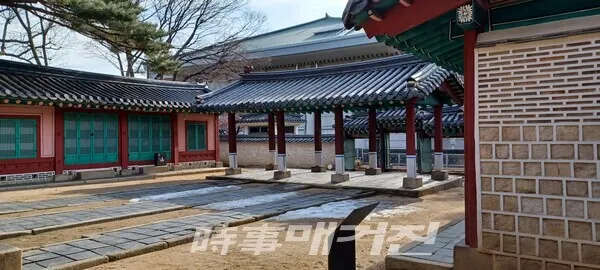 연우궁 안 삼문과 이안청(사진_ 안나겸 기자)