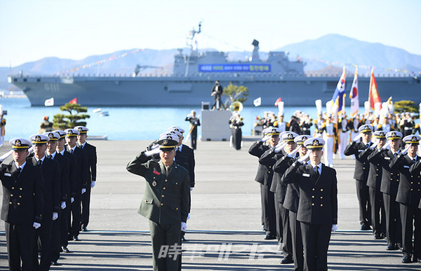 11월29일 경남 창원시 해군사관학교에서 열린'제127기 사관후보생 임관식'에서 신임 소위들이 경례하고 있다.(사진_해군_