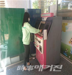 군산시가 군산시립도서관에 24시간 이용 가능한 무인민원발급기를 설치하였다.(사진-군산시청)
